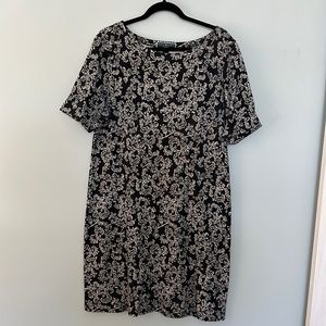 Karen Scott Sport Black & White Paisley Print - sizse XL.